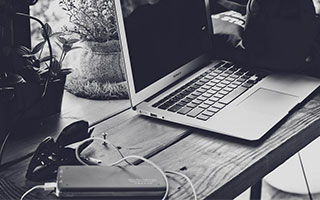 乐鱼app-塔图姆儿子Deuce认真给女球迷签名：不好意思 字写得难看