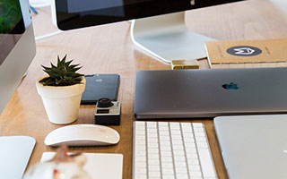 乐鱼app-塔图姆儿子Deuce认真给女球迷签名：不好意思 字写得难看